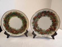 (2) LENOX COLONIAL CHRISTMAS WREATH PLATES FOR 1981 AND 1986. INCLUDES PLATE STANDS.