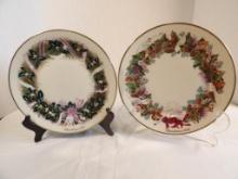 (2) LENOX COLONIAL CHRISTMAS WREATH PLATES FOR 1991 AND 1992. INCLUDES PLATE STANDS.