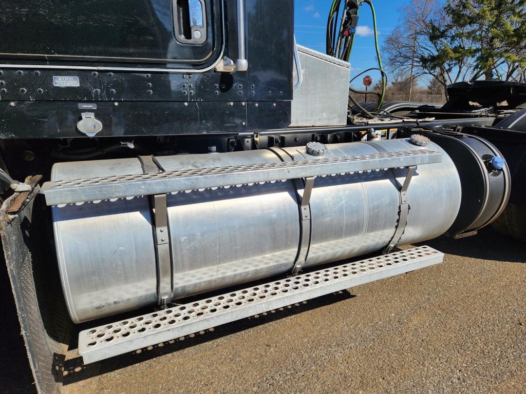 2013 Kenworth T800 Day Cab