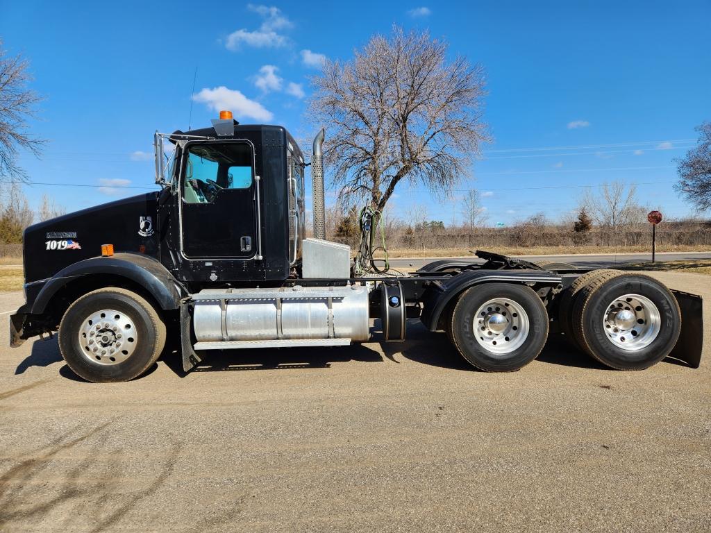 2013 Kenworth T800 Day Cab