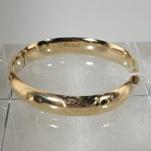 14K yellow Gold Hinged Bangle Bracelet Engraved Decoration