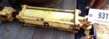 John Deere hydraulic cylinder