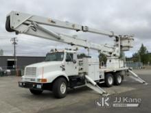 Altec AH100, Articulating & Telescopic Material Handling Bucket Truck rear mounted on 2002 Internati