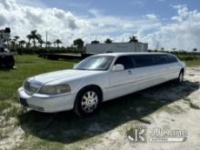 2009 Lincoln Town Car Signature L Series Limo 4 Door Limousine Runs & Moves) (Body & Paint Damage, C