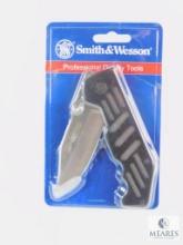 Smith and Wesson Extreme Ops Tactical Folder With Belt Clip Carrier