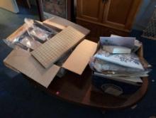 (DBR1) LOT TO INCLUDE: ALDEN LEE BLACK PORTABLE MUSIC STAND TOP, FOLDING WOOD GRID BOARD, & A BOX OF