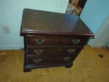 (UPH) THOMASVILLE MAHOGANY 3 DRAWER NIGHT STAND, IN GOOD CONDITION WITH SOME COSMETIC WEAR, APPROX