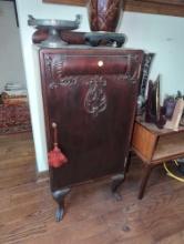 (LR) MAHOGANY 1 DOOR SIDE TABLE, CLAW FEET, IN GOOD CONDITION WITH SOME MINOR COSMETIC WEAR, 18"X14