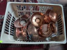 (LR) LOT OF COPPER WARE TO INCLUDE: AN ANTIQUE COPPER BOILING POT WITH CAST IRON HANDLE, RED COPPER
