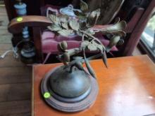 (LR) VINTAGE METAL ART SCULPTURE OF HUMMINGBIRDS FLYING AND DRINKING NECTAR. IT SITS IN A ROUND