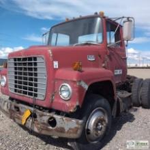 SEMI TRACTOR, 1977 FORD 900, V-8 GAS ENGINE, MANUAL TRANSMISSION, SINGLE REAR AXLE, 27,500LB GVWR, D