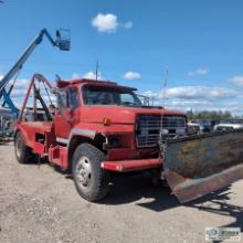 WRECKER, 1990 FORD F-700, 429CI GAS ENGINE, MANUAL TRANSMISSION, 26,500LB GVWR, LELAND BED, TULSA HY