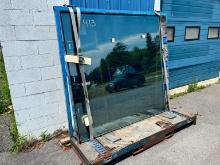 GLASS STAND W/ WINDOW SUPPORT EQUIPMENT