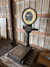 TOLDEO...800LB ROLL AROUND DIAL SCALE, 22IN. X 30IN. PLATFORM. Weighs to the 1/2 lb.