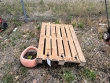 2 garden pallets and items