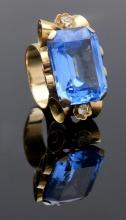 LARGE GOLD SYNTHENTIC BLUE SPINEL & DIAMOND RING.